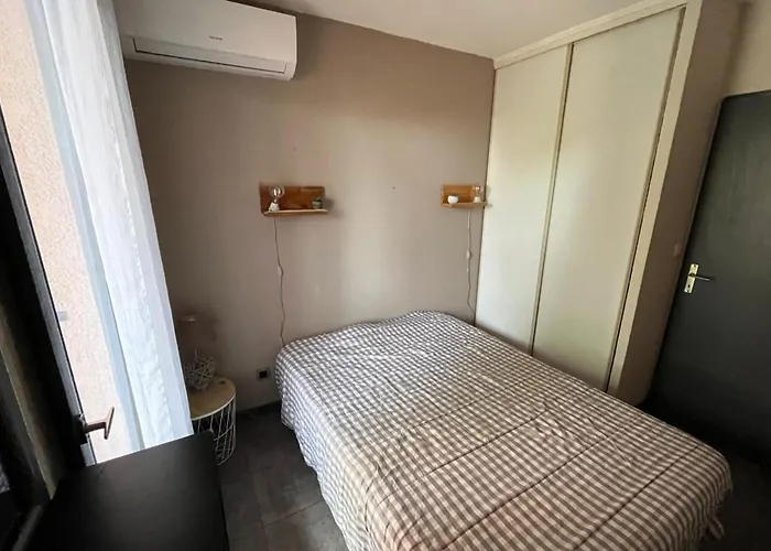 With Pool And Sea View דירה